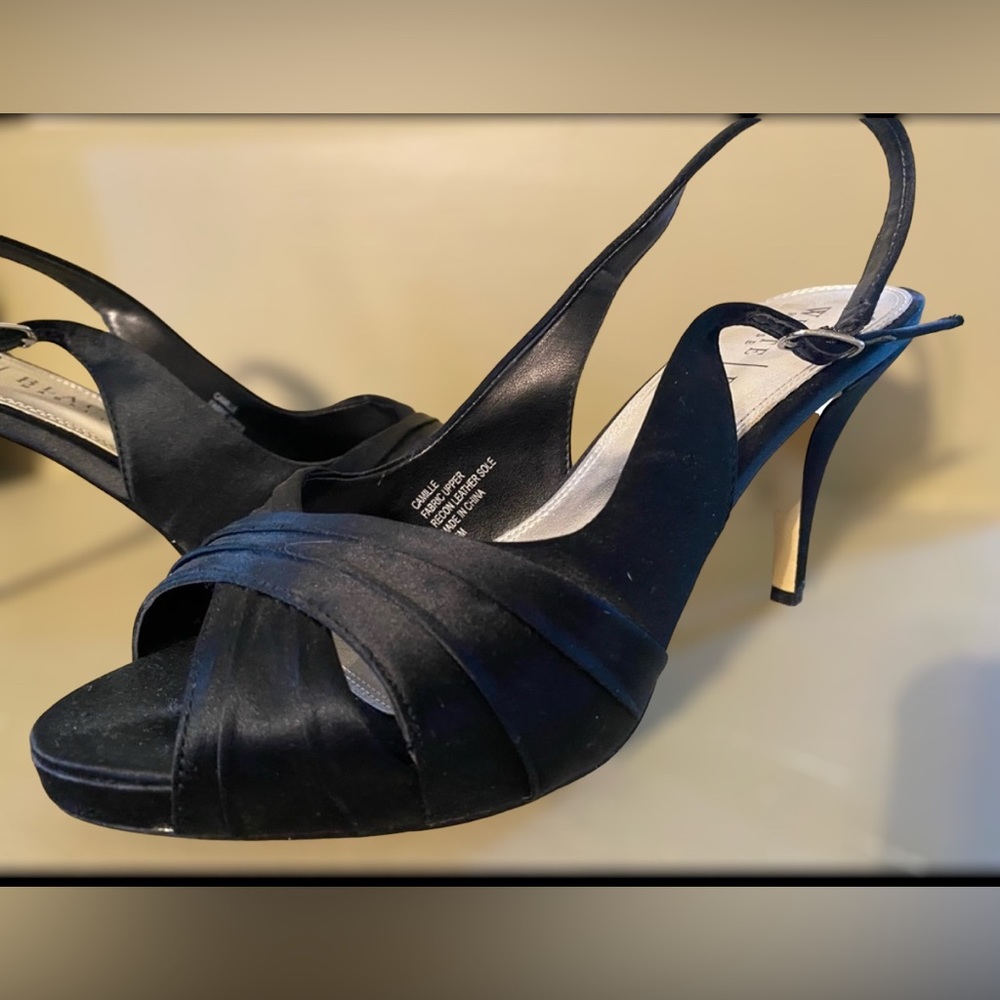 White House Black Market Heels Size 7.5M Camille